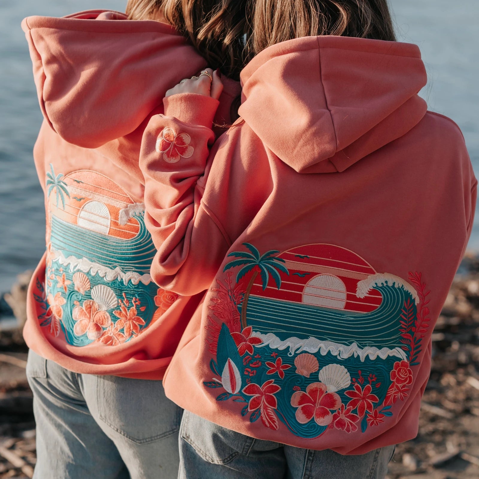 Sweatshirt com Capuz e Bordado Pôr do Sol